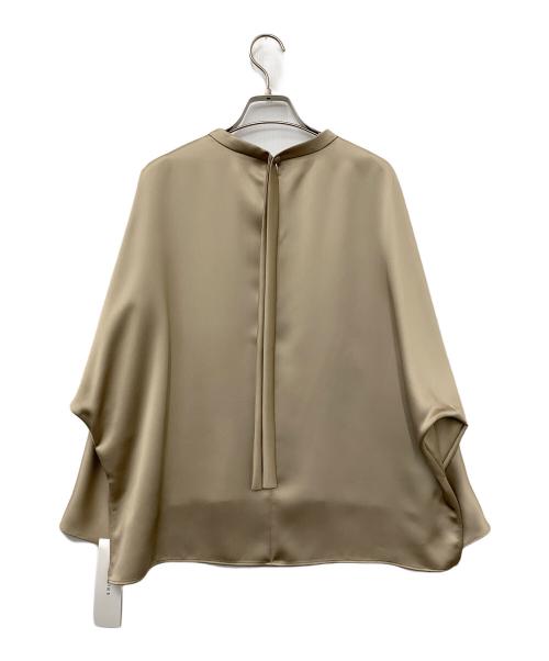 ADORE（アドーア）ADORE (アドーア) ラスターサテンブラウス ベージュ サイズ:38 未使用品の古着・服飾アイテム