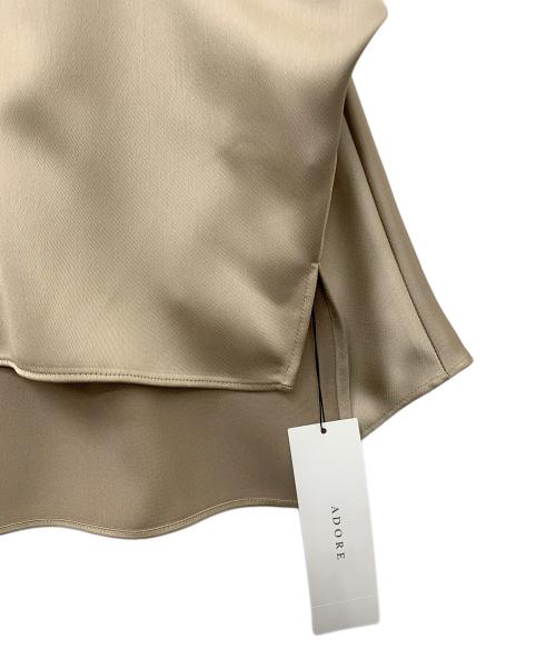 ADORE（アドーア）ADORE (アドーア) ラスターサテンブラウス ベージュ サイズ:38 未使用品の古着・服飾アイテム