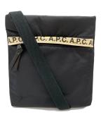 A.P.C.アーペーセー）の古着「テープロゴサコッシュ」｜ブラック