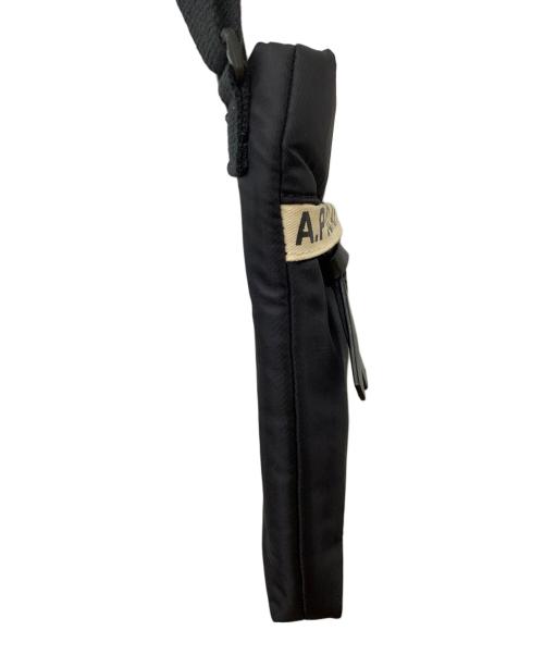A.P.C.（アーペーセー）A.P.C. (アーペーセー) テープロゴサコッシュ ブラックの古着・服飾アイテム
