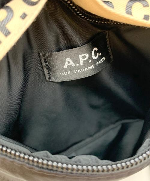 A.P.C.（アーペーセー）A.P.C. (アーペーセー) テープロゴサコッシュ ブラックの古着・服飾アイテム