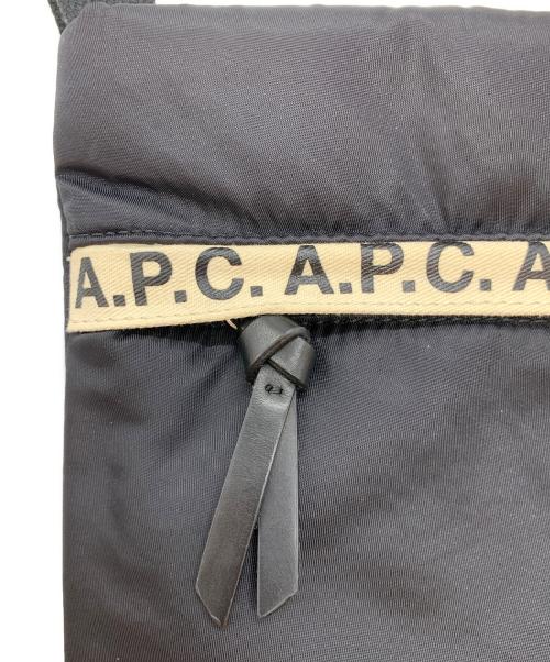 A.P.C.（アーペーセー）A.P.C. (アーペーセー) テープロゴサコッシュ ブラックの古着・服飾アイテム