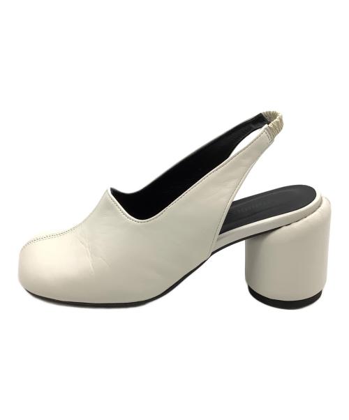 STUDIOUS（ステュディオス）STUDIOUS (ステュディオス) ラウンドシェイプバックストラップパンプス ホワイト サイズ:1の古着・服飾アイテム