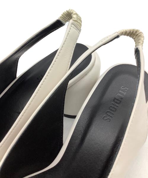 STUDIOUS（ステュディオス）STUDIOUS (ステュディオス) ラウンドシェイプバックストラップパンプス ホワイト サイズ:1の古着・服飾アイテム