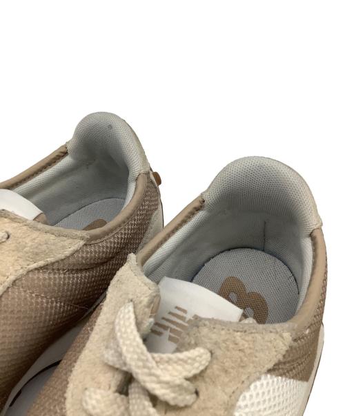 NEW BALANCE（ニューバランス）NEW BALANCE (ニューバランス) スニーカー 327 ベージュ×ホワイト サイズ:27.5の古着・服飾アイテム