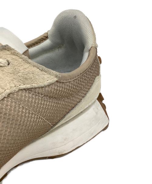 NEW BALANCE（ニューバランス）NEW BALANCE (ニューバランス) スニーカー 327 ベージュ×ホワイト サイズ:27.5の古着・服飾アイテム