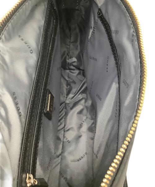 GUESS（ゲス）GUESS (ゲス) ナイロンショルダーバッグ NN9676014 ブラック×ゴールド 未使用品の古着・服飾アイテム