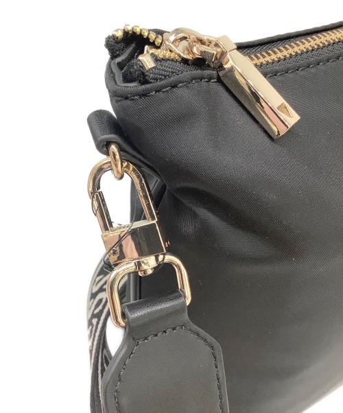 GUESS（ゲス）GUESS (ゲス) ナイロンショルダーバッグ NN9676014 ブラック×ゴールド 未使用品の古着・服飾アイテム
