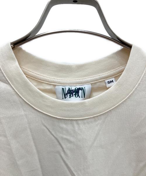 NYON（エヌワイオーユー）NYON (エヌワイオーユー) NEWYORK OR NOWHERE ベージュ サイズ:Ｓ 未使用品の古着・服飾アイテム