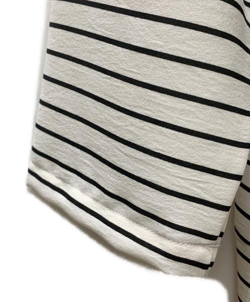 BEARDSLEY（ビアズリー）BEARDSLEY (ビアズリー) 後ろドレープTブラウス ホワイト×ブラック サイズ:FREE 未使用品の古着・服飾アイテム