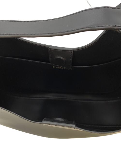 CHARLES & KEITH（チャールズアンドキース）CHARLES & KEITH (チャールズアンドキース) Agatha アガサ チェーンアクセントショルダーバッグ ブラック×ゴールドの古着・服飾アイテム