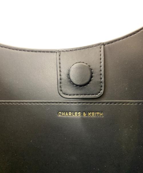 CHARLES & KEITH（チャールズアンドキース）CHARLES & KEITH (チャールズアンドキース) Agatha アガサ チェーンアクセントショルダーバッグ ブラック×ゴールドの古着・服飾アイテム