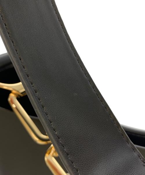 CHARLES & KEITH（チャールズアンドキース）CHARLES & KEITH (チャールズアンドキース) Agatha アガサ チェーンアクセントショルダーバッグ ブラック×ゴールドの古着・服飾アイテム