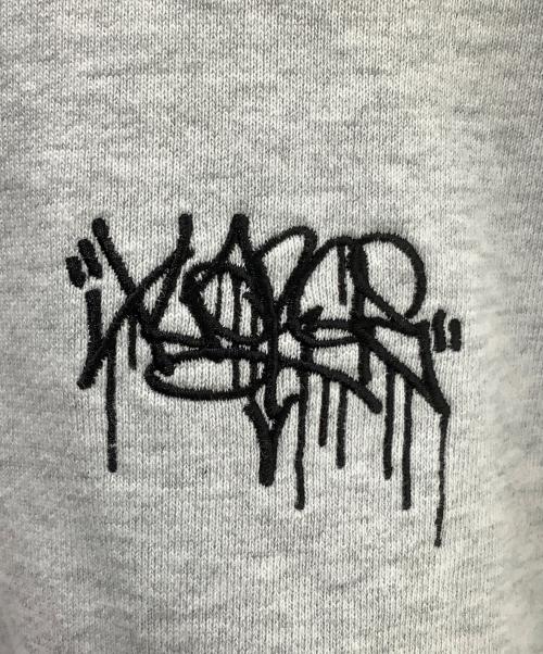 X-LARGE（エクストララージ）X-LARGE (エクストララージ) TAGGING PULLOVER HOODED SWEAT グレー サイズ:SIZE XLの古着・服飾アイテム