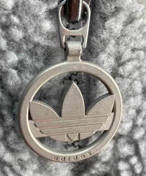 adidas（アディダス）adidas (アディダス) アームキルティングフリースジャケット グレー×ブラック サイズ:Ｍの古着・服飾アイテム