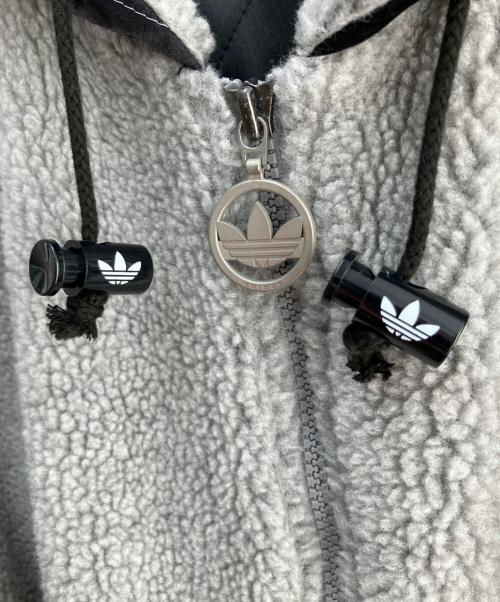 adidas（アディダス）adidas (アディダス) アームキルティングフリースジャケット グレー×ブラック サイズ:Ｍの古着・服飾アイテム