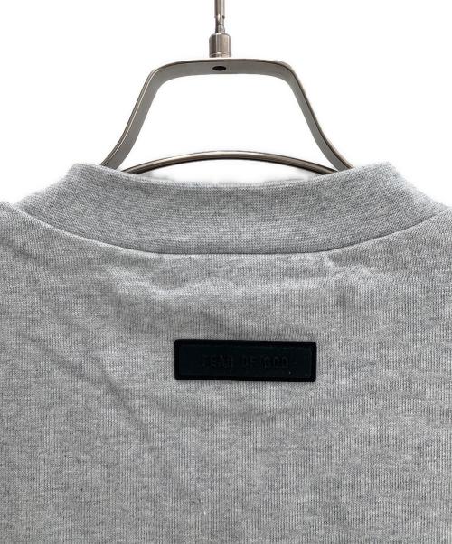 FOG ESSENTIALS（フィアオブゴッド エッセンシャル）FOG ESSENTIALS (フィアオブゴッド エッセンシャル) 長袖カットソー グレー サイズ:Ｍ 未使用品の古着・服飾アイテム