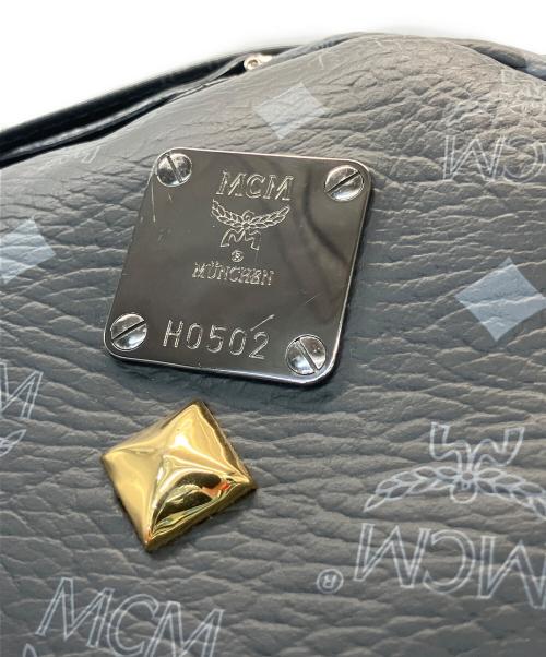 MCM（エムシーエム）MCM (エムシーエム) ロゴスタッズリュック ブラックの古着・服飾アイテム