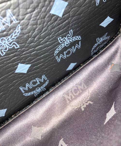 MCM（エムシーエム）MCM (エムシーエム) ロゴスタッズリュック ブラックの古着・服飾アイテム