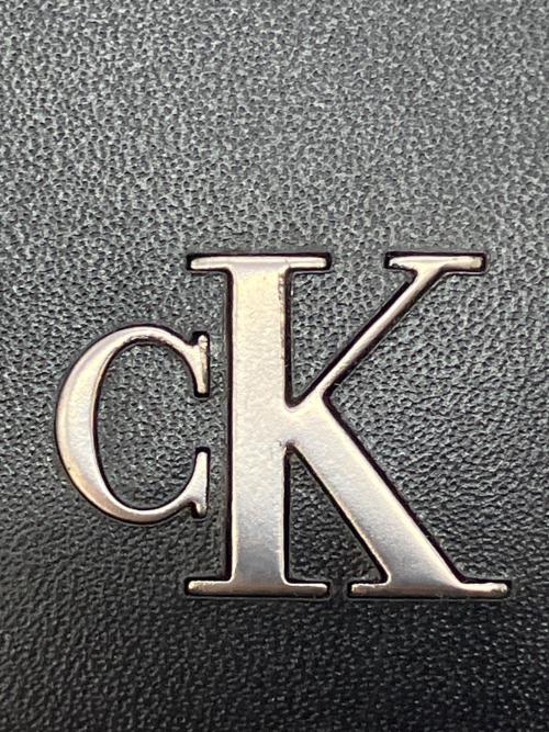 Calvin Klein（カルバンクライン）Calvin Klein (カルバンクライン) 2つ折り財布 ブラックの古着・服飾アイテム