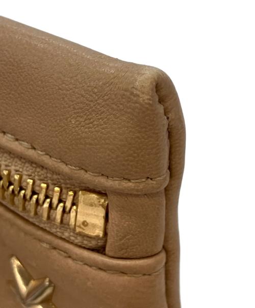 JIMMY CHOO（ジミーチュウ）JIMMY CHOO (ジミーチュウ) スタースタッズクラッチバッグ ベージュ×ゴールドの古着・服飾アイテム