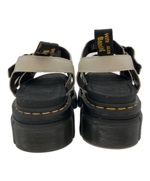 Dr.Martens（ドクターマーチン）Dr.Martens (ドクターマーチン) RICKI 3 STRAP SANDAL ベージュ×ブラック サイズ:24cmの古着・服飾アイテム