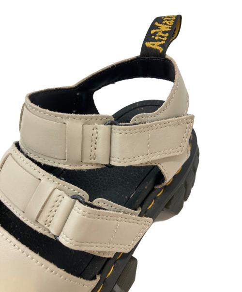 Dr.Martens（ドクターマーチン）Dr.Martens (ドクターマーチン) RICKI 3 STRAP SANDAL ベージュ×ブラック サイズ:24cmの古着・服飾アイテム