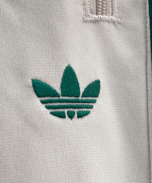 adidas（アディダス）adidas (アディダス) トラックパンツ ベージュ×グリーン サイズ:Ｍ 未使用品の古着・服飾アイテム