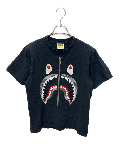 BAPE BY A BATHING APE（ベイプバイアベイシングエイプ）BAPE BY A BATHING APE (ベイプバイアベイシングエイプ) ハニカム カモ シャーク Tシャツ ブラック サイズ:Ｓの古着・服飾アイテム