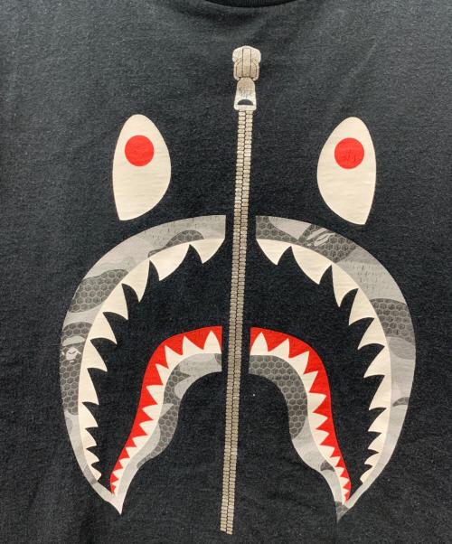 BAPE BY A BATHING APE（ベイプバイアベイシングエイプ）BAPE BY A BATHING APE (ベイプバイアベイシングエイプ) ハニカム カモ シャーク Tシャツ ブラック サイズ:Ｓの古着・服飾アイテム