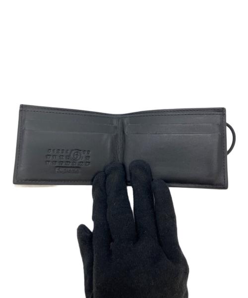 SUPREME（シュプリーム）SUPREME (シュプリーム) MM6 Maison Margiela (エムエムシックスメゾンマルジェラ) 2つ折り財布 ブラックの古着・服飾アイテム