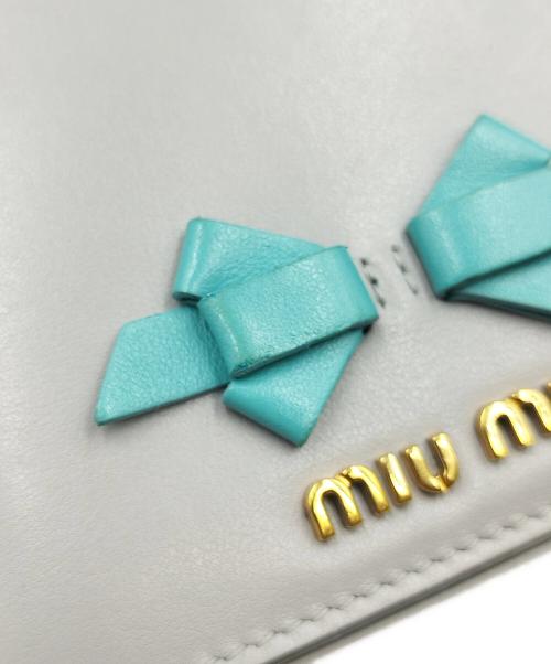 MIU MIU（ミュウミュウ）MIU MIU (ミュウミュウ) リボンデザイン2つ折り財布 グレー×グリーンの古着・服飾アイテム
