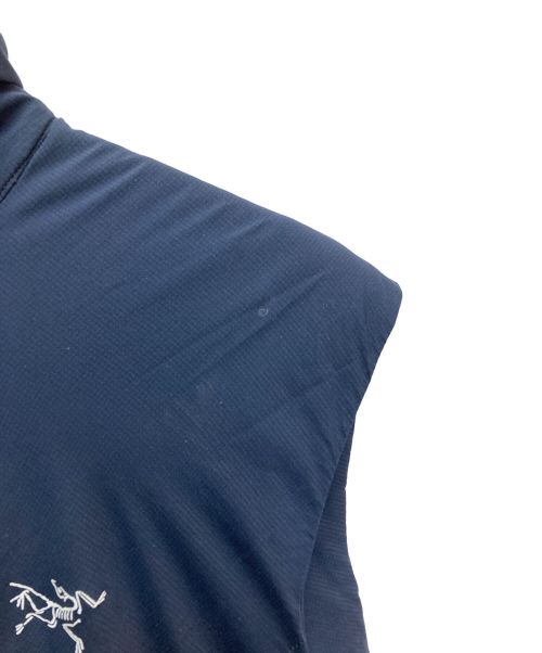 ARC'TERYX（アークテリクス）ARC'TERYX (アークテリクス) Atom LT Vest ネイビー×レッド サイズ:Mの古着・服飾アイテム