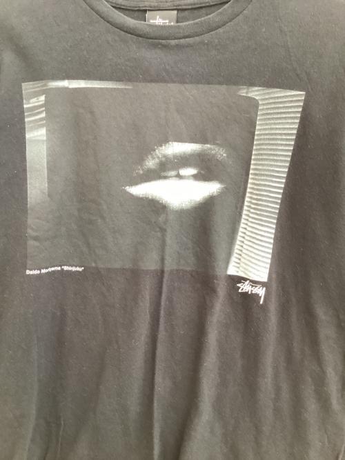 stussy（ステューシー）stussy (ステューシー) DAIDO MORIYAMA (モリヤマダイドウ) プリントTシャツ ブラック サイズ:Lの古着・服飾アイテム