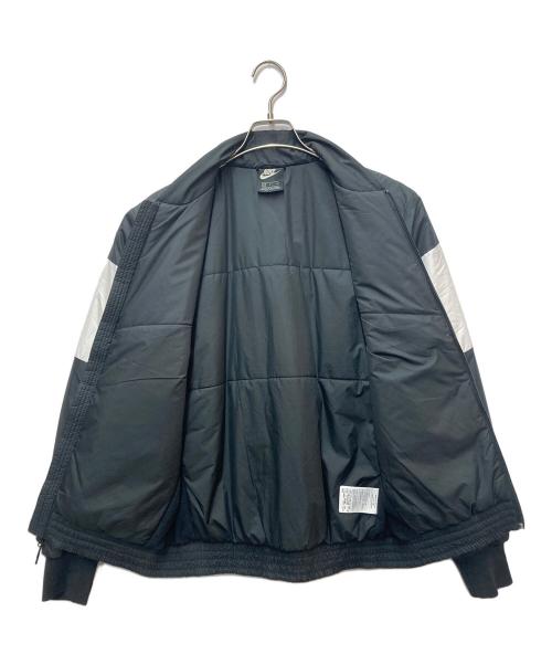 NIKE（ナイキ）NIKE (ナイキ) Synthetic Fill Men's Graphic Bomber Jacket ブラック×ホワイト サイズ:Sの古着・服飾アイテム