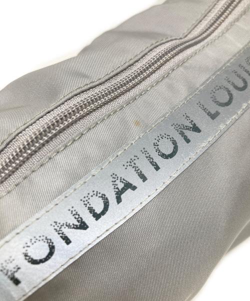 FONDATION LOUIS VUITTON（フォンダシオンルイヴィトン）FONDATION LOUIS VUITTON (フォンダシオンルイヴィトン) ボディーバッグ グレーの古着・服飾アイテム