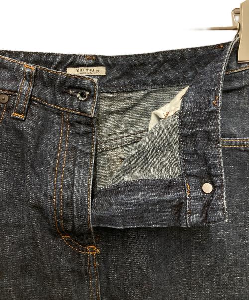 MIU MIU（ミュウミュウ）MIU MIU (ミュウミュウ) バックスリットデニムスカート ネイビー サイズ:26の古着・服飾アイテム