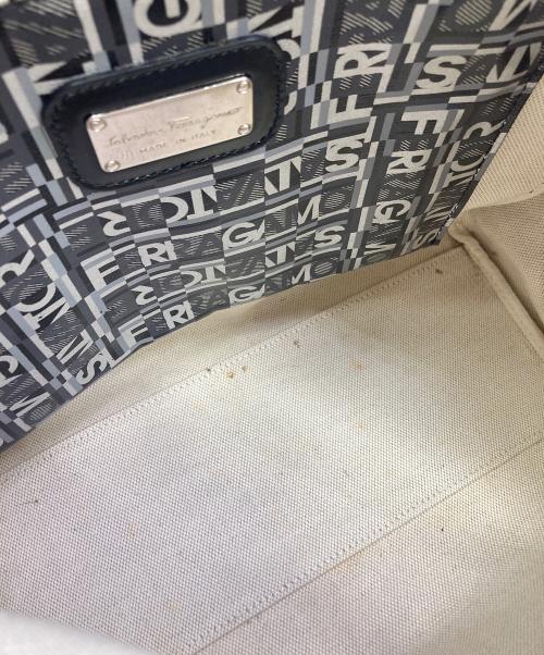 Salvatore Ferragamo（サルヴァトーレ フェラガモ）Salvatore Ferragamo (サルヴァトーレ フェラガモ) 総柄ロゴトートバッグ ブラック×シルバーの古着・服飾アイテム