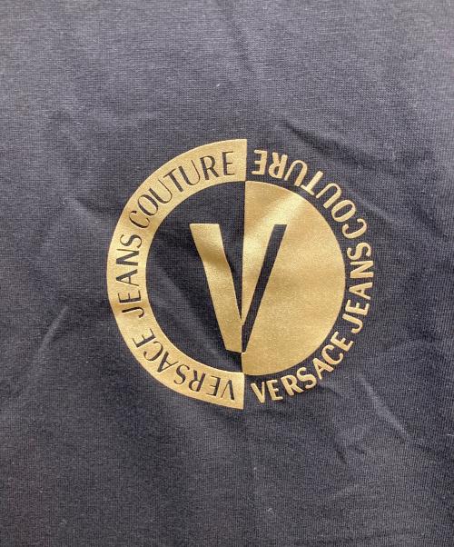 VERSACE JEANS COUTURE（ヴェルサーチ ジーンズクチュール）VERSACE JEANS COUTURE (ヴェルサーチ ジーンズクチュール) ロゴプリントTシャツ ブラック サイズ:Lの古着・服飾アイテム