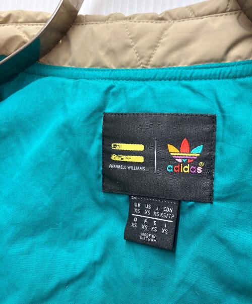 adidas Originals（アディダスオリジナル）adidas Originals (アディダスオリジナル) Pharrell Wiliams (ファレルウィリアムス) キルティングナイロンベスト ベージュ×グリーン サイズ:J XSの古着・服飾アイテム