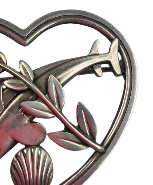 Georg Jensen（ジョージジェンセン）Georg Jensen (ジョージジェンセン) Leaping Dolphin Heart Broochの古着・服飾アイテム