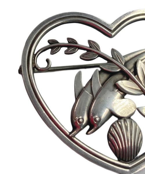 Georg Jensen（ジョージジェンセン）Georg Jensen (ジョージジェンセン) Leaping Dolphin Heart Broochの古着・服飾アイテム