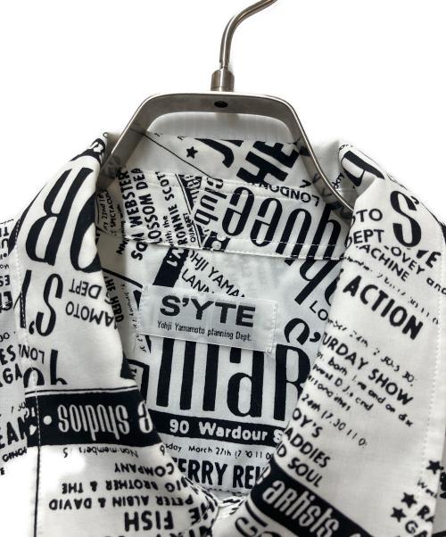 s'yte（サイト）s'yte (サイト) newspaper regular shirt ホワイト×ブラック サイズ:4の古着・服飾アイテム