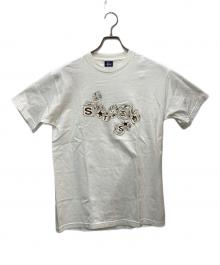 stussy（ステューシー）の古着「プリントTシャツ ロゴダイスプリント」｜ホワイト