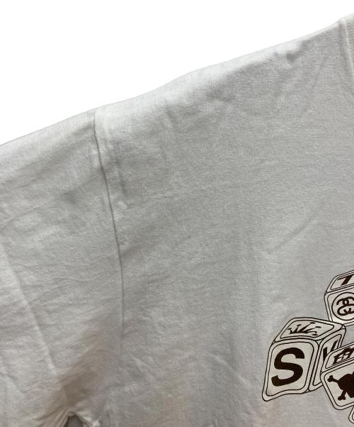 stussy（ステューシー）stussy (ステューシー) プリントTシャツ ロゴダイスプリント ホワイト サイズ:Mediumの古着・服飾アイテム