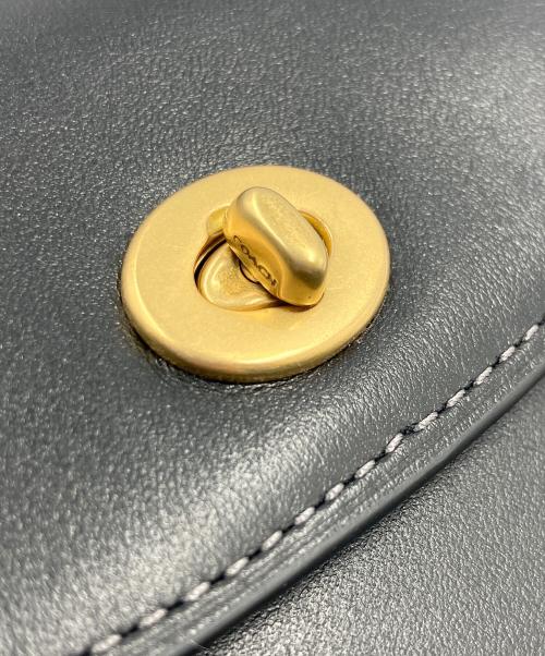 COACH（コーチ）COACH (コーチ) ターンロック フォーン クロスボディ・レキシー プリント ブラックの古着・服飾アイテム