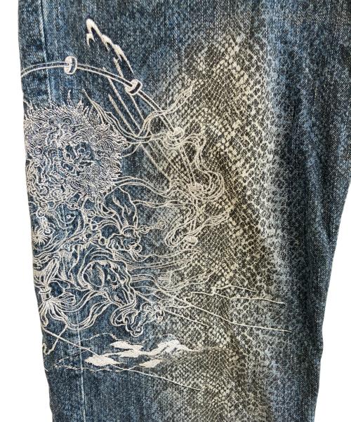 絡繰魂（カラクリダマシイ）絡繰魂 (カラクリダマシイ) 風神雷神刺繍デニムパンツ ブルー サイズ:W32の古着・服飾アイテム