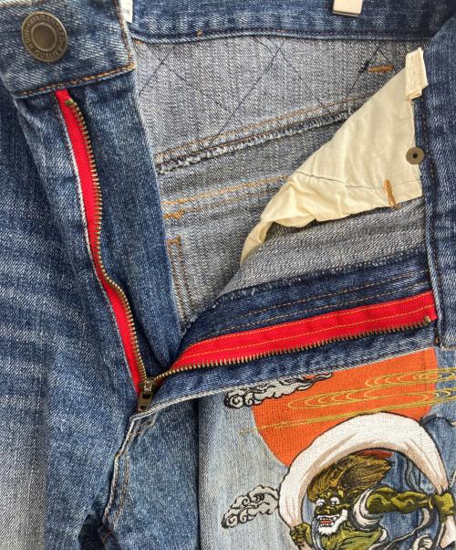 花鳥風月（カチョウフウゲツ）花鳥風月 (カチョウフウゲツ) 風神雷神刺繍デニムパンツ ブルー サイズ:W34の古着・服飾アイテム