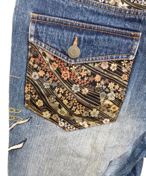 花鳥風月（カチョウフウゲツ）花鳥風月 (カチョウフウゲツ) 風神雷神刺繍デニムパンツ ブルー サイズ:W34の古着・服飾アイテム