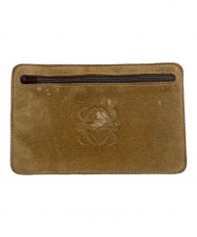 LOEWE（ロエベ）の古着「アナグラム型押しスエードポーチ」｜ブラウン